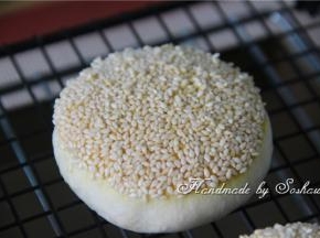 烤好的红豆酥，直接放在烤网上冷却