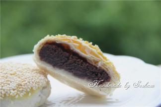 冷却后的红豆酥，切开就可以吃啦！