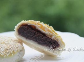 冷却后的红豆酥，切开就可以吃啦！