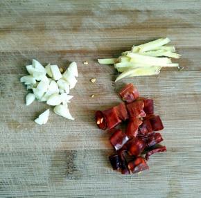 把蒜，姜，干辣椒切一下，装入碗中。