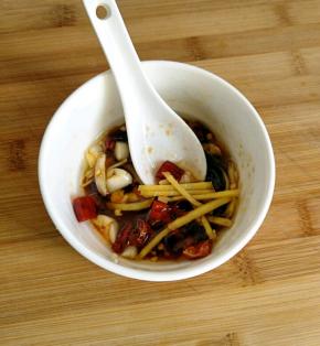 再加入盐，生抽，白醋，白糖拌匀，做料汁备用。