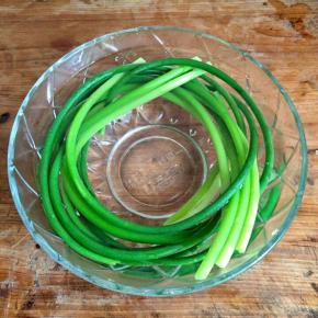 捞出来，放入冰水中浸泡(更清脆哦)