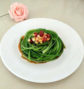 卷起来放入盘中，淋上料汁即可。