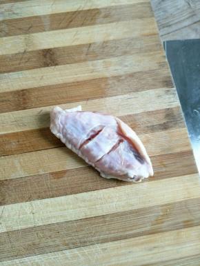 把鸡翅洗净，沥干水分，再把正反面各划两刀，方便入味。