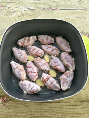 热锅倒油，烧至四成热，下姜片，鸡翅。