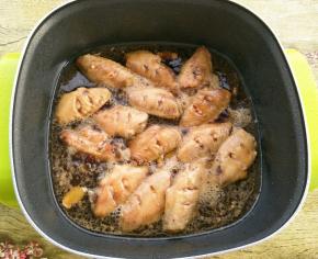 再加入酱油和没过食材的可乐。