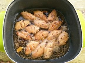 再加入酱油和没过食材的可乐。