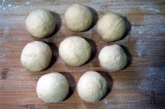 取出排气后分成8份，滚圆。