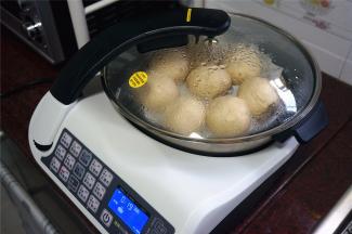 捷赛自动锅先烧一锅热水，然后熄火，放入馒头，盖上锅盖，让其二次发酵30分钟。取出，重新加入1.5升冷水，启动【清蒸/荷香鸡】功能，水沸腾后放入馒头，蒸至程序结束，焖15分钟后取出。