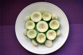 节瓜刮去皮毛，切成2厘米厚的一段，用勺子挖出瓜心。