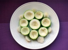 节瓜刮去皮毛，切成2厘米厚的一段，用勺子挖出瓜心。