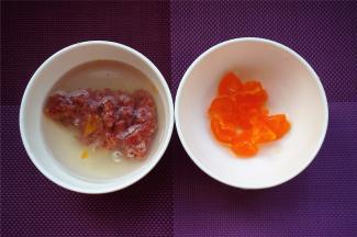 50克瘦肉打碎后和2个咸蛋白拌均匀，另外每个咸蛋黄分成4份。