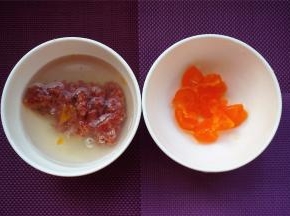 50克瘦肉打碎后和2个咸蛋白拌均匀，另外每个咸蛋黄分成4份。