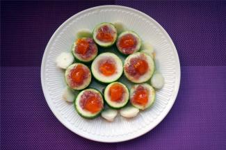 将瘦肉蛋白先装入到瓜心中，然后摆上咸蛋黄，如图。