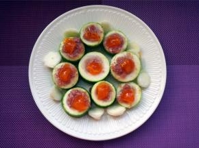 将瘦肉蛋白先装入到瓜心中，然后摆上咸蛋黄，如图。