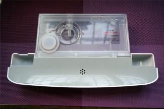 取出蒸宝宝的水箱，装满纯净水，放入。