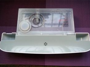 取出蒸宝宝的水箱，装满纯净水，放入。