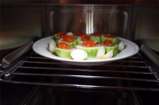 将食材放入中层的蒸架上。