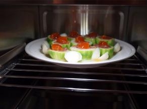 将食材放入中层的蒸架上。