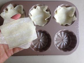 两块云吞皮如图叠放，再放进法焙客的6连模具里