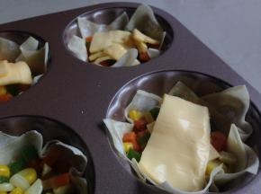 其中三个盏放入切成细条的芝士片