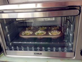 放入提前预热好上火170度，下火180度的东菱烤箱下层，15分钟