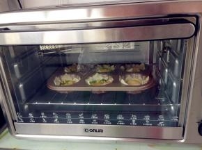 放入提前预热好上火170度，下火180度的东菱烤箱下层，15分钟