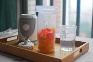 将食材放入随行杯中。