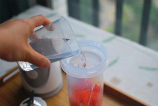 加入200毫升纯净水（注意，不是自来水哦）。