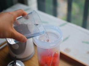 加入200毫升纯净水（注意，不是自来水哦）。