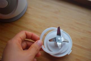 将密封条装入十字搅拌刀底座槽上。