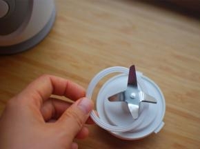 将密封条装入十字搅拌刀底座槽上。