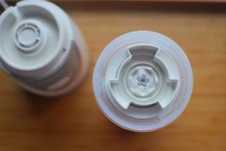 将搅拌刀与随行杯配套安装好，锁紧。