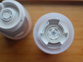 将搅拌刀与随行杯配套安装好，锁紧。