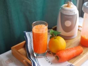 结束后，将果汁倒出即可跟家人一起分享。