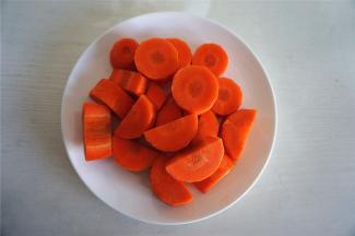 红萝卜洗净后切成小块。