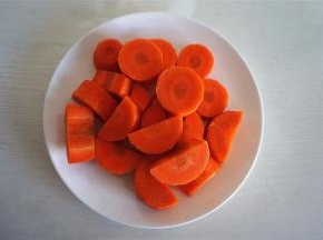 红萝卜洗净后切成小块。