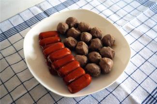 黑椒脆皮肠和牛肉丸解冷备用。