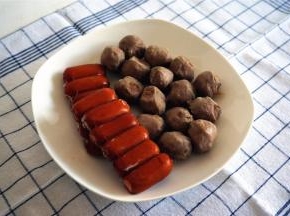 黑椒脆皮肠和牛肉丸解冷备用。