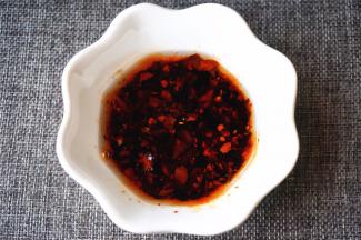 一勺子老干妈辣椒酱加适量的酱油，拌均匀作为火锅酱料。