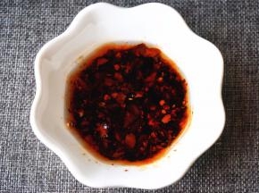 一勺子老干妈辣椒酱加适量的酱油，拌均匀作为火锅酱料。