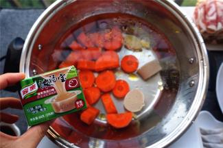 将红萝卜块，2块浓汤宝，姜片，盐，油放入锅里，加入2升清水。