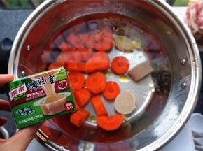 将红萝卜块，2块浓汤宝，姜片，盐，油放入锅里，加入2升清水。