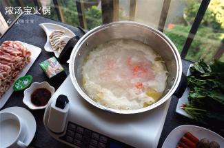 水烧开后，揭开锅盖。