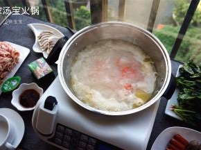 水烧开后，揭开锅盖。