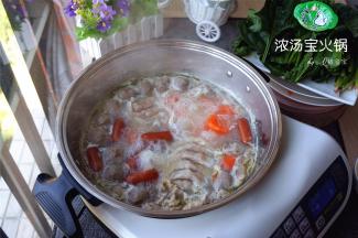 将黑椒肠，牛肉丸，鱼皮角以及小肥羊放入，并盖上锅盖。