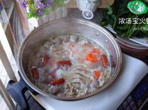 将黑椒肠，牛肉丸，鱼皮角以及小肥羊放入，并盖上锅盖。