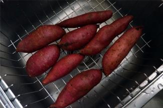 红薯，洗去泥土。