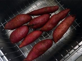 红薯，洗去泥土。