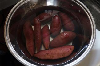 加入清水，刚好淹过红薯即可。